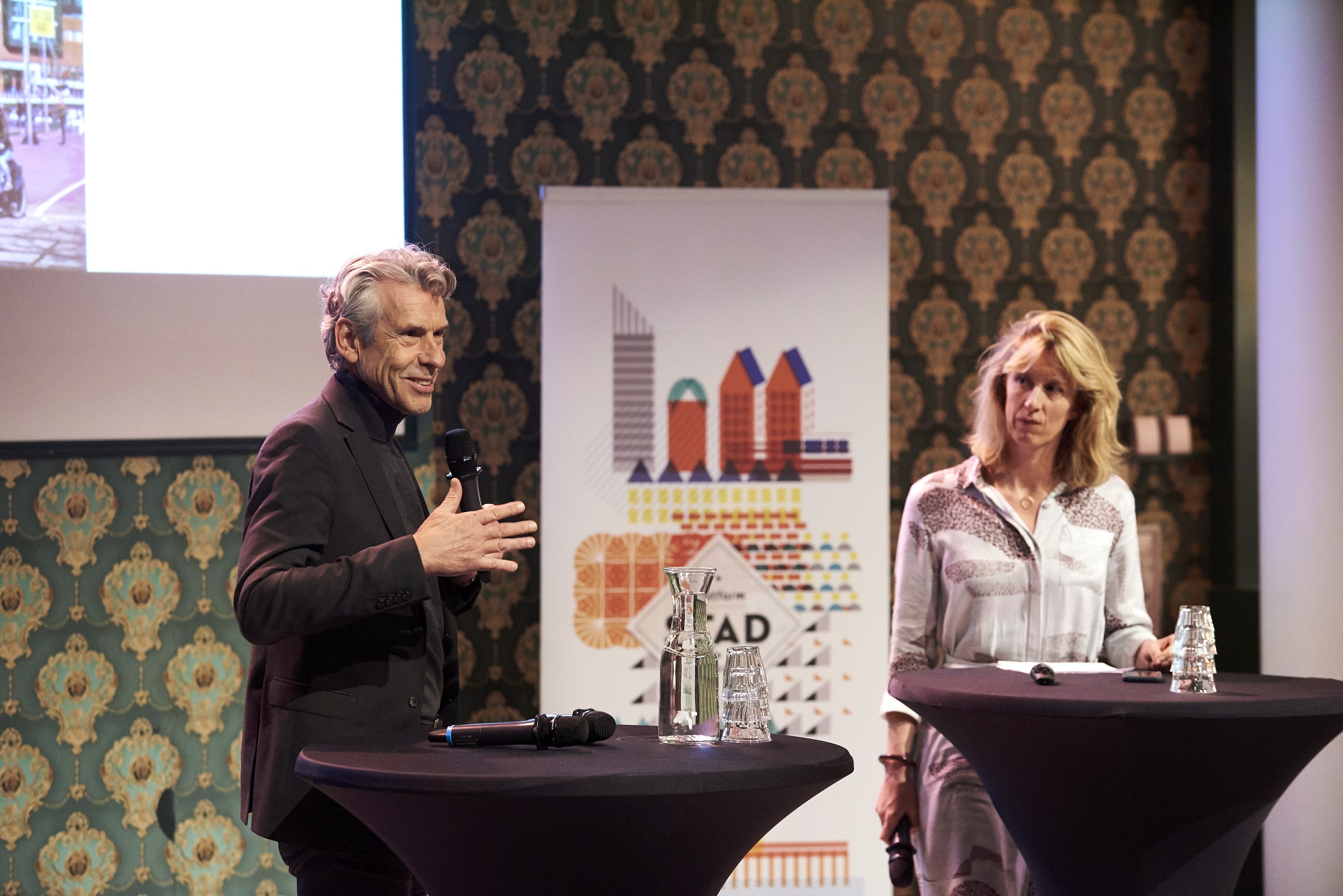 Peter van der gugten tijdens stadgesprek over groei in Den Haag