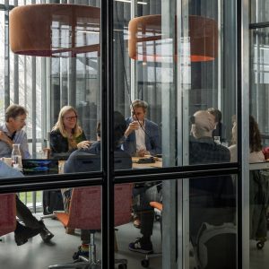 vergadering in verticaal fabrieksgebouw the new farm