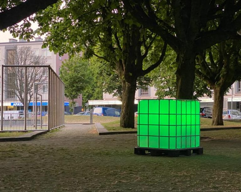 experimentele verlichting met groene kleur tijdelijk op het Heeswijkplein