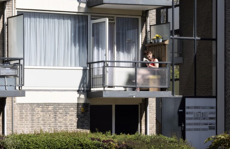 op het balkon in Mariahoeve tijdens coronacrisis